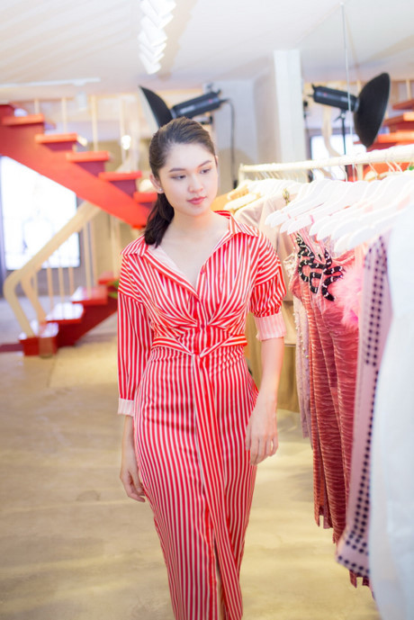 Á hậu Thùy Dung tự tin khoe mặt mộc thử trang phục đi châu Âu - Ảnh 11 A hau Thuy Dung tu tin khoe mat moc thu trang phuc di chau Au - Anh 11