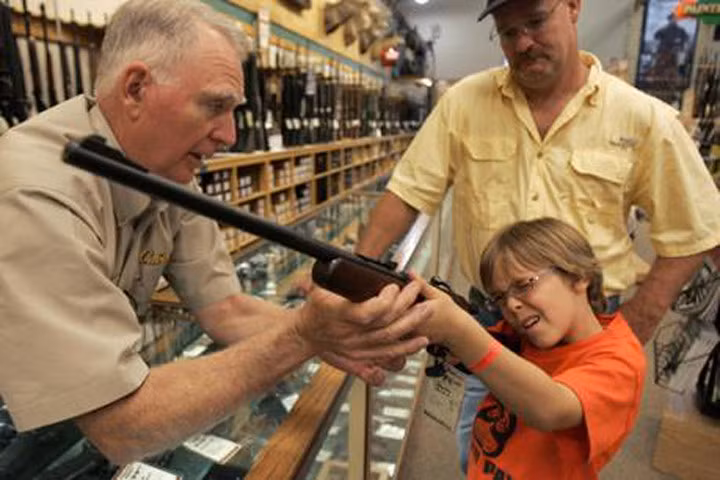 Nhức nhối "văn hóa" súng đạn tại Mỹ. Ảnh: RT.com