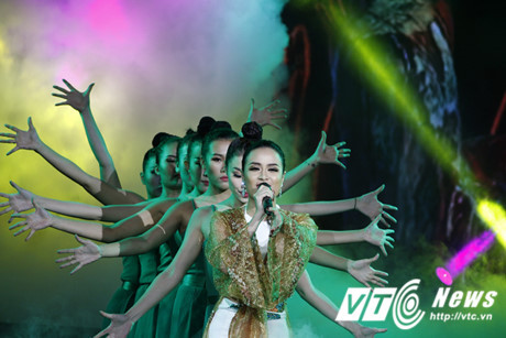 Noo Phước Thịnh vượt mặt Hồ Ngọc Hà thắng thuyết phục tại giải Cống hiến - Ảnh 8 Noo Phuoc Thinh vuot mat Ho Ngoc Ha thang thuyet phuc tai giai Cong hien - Anh 8