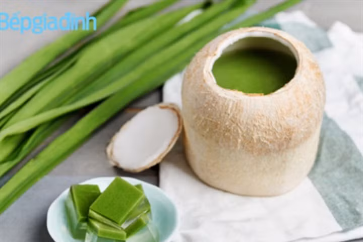 Thạch rau câu trái dừa vị trà xanh được nhiều người yêu thích ngày hè (Ảnh minh họa)