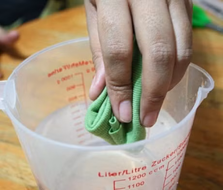 Bat ngo: Chi mot chiec khan am cung co the giup ban chua khoi 10 chung benh thuong gap - Anh 1