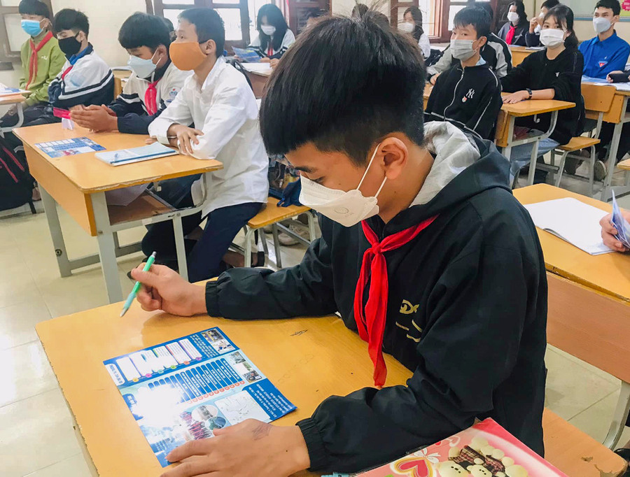 Học sinh Trường THCS Mường Pồn đăng ký nguyện vọng học nghề tại Chương trình hướng nghiệp, tư vấn tuyển sinh do nhà trường tổ chức. Học sinh Trường THCS Mường Pồn đăng ký nguyện vọng học nghề tại Chương trình hướng nghiệp, tư vấn tuyển sinh do nhà trường tổ chức.