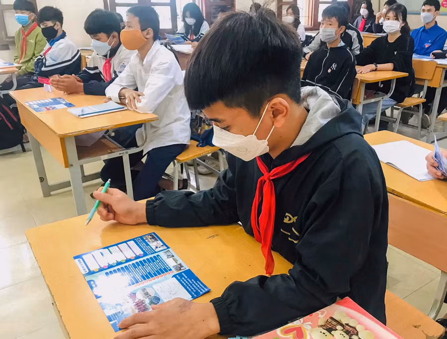 Học sinh Trường THCS Mường Pồn đăng ký nguyện vọng học nghề tại Chương trình hướng nghiệp, tư vấn tuyển sinh do nhà trường tổ chức. Học sinh Trường THCS Mường Pồn đăng ký nguyện vọng học nghề tại Chương trình hướng nghiệp, tư vấn tuyển sinh do nhà trường tổ chức.