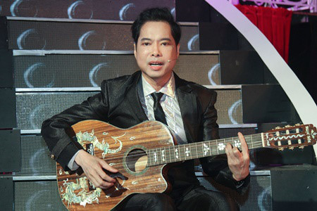 Ngọc Sơn tâm sự về bộ sưu tập đàn quý giá của mình - Ảnh 1 Ngoc Son tam su ve bo suu tap dan quy gia cua minh - Anh 1