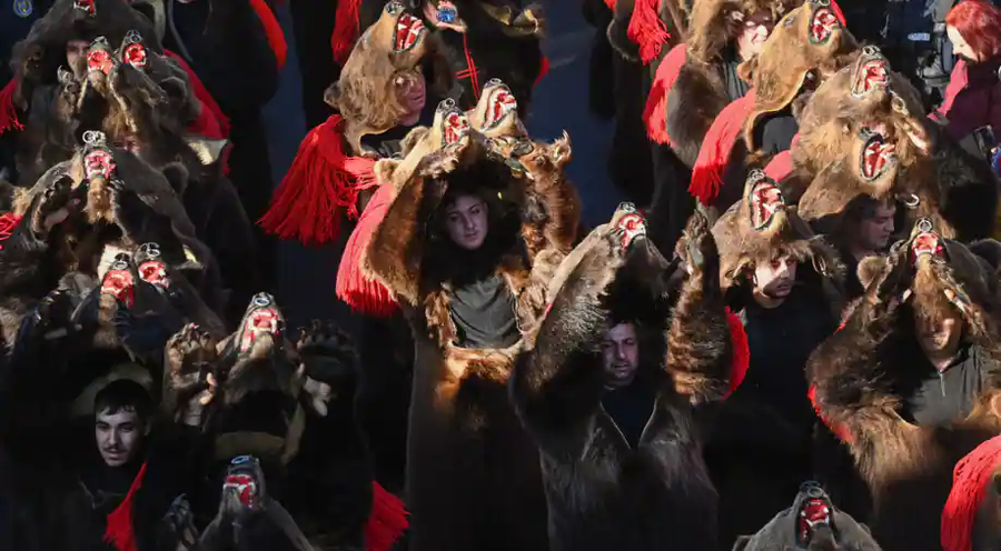 Romania: Trong cuộc diễu hành cuối năm, nam nữ thanh niên tham gia hóa trang cùng với nhạc công, cảnh sát và khách du lịch. Sự kiện này là một truyền thống hàng năm, được cho là để xua đuổi tà ma trong năm tới. (Ảnh: AFP) Romania: Trong cuộc diễu hành cuối năm, nam nữ thanh niên tham gia hóa trang cùng với nhạc công, cảnh sát và khách du lịch. Sự kiện này là một truyền thống hàng năm, được cho là để xua đuổi tà ma trong năm tới. (Ảnh: AFP)