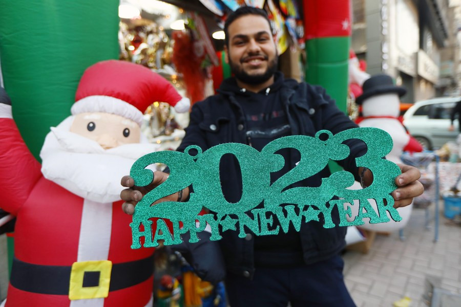 Ai Cập: Một người đàn ông với đồ trang trí đón năm mới ở Cairo. (Ảnh: Xinhua) Ai Cập: Một người đàn ông với đồ trang trí đón năm mới ở Cairo. (Ảnh: Xinhua)