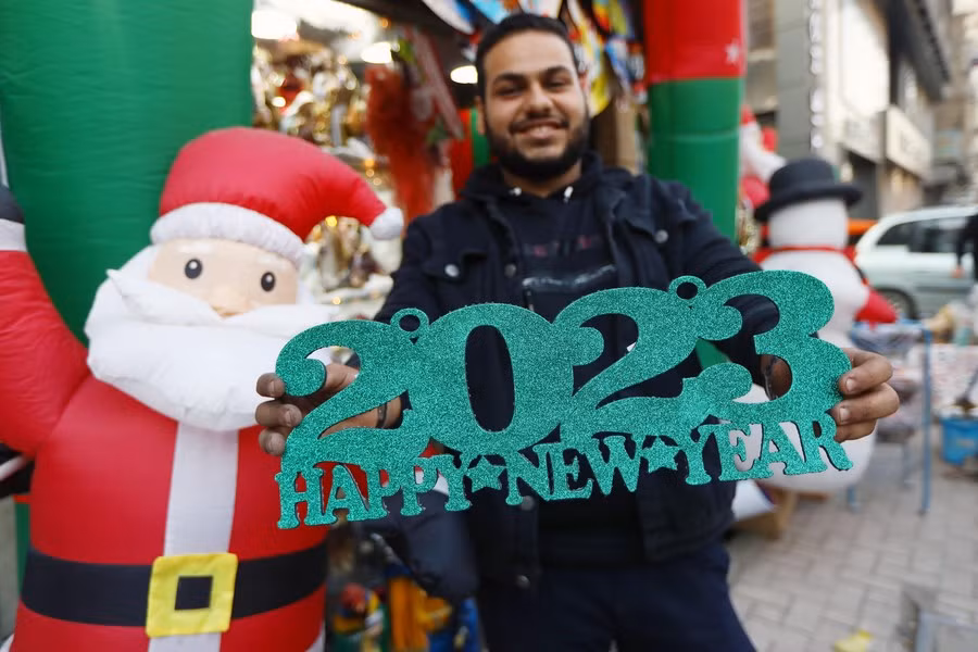 Ai Cập: Một người đàn ông với đồ trang trí đón năm mới ở Cairo. (Ảnh: Xinhua)