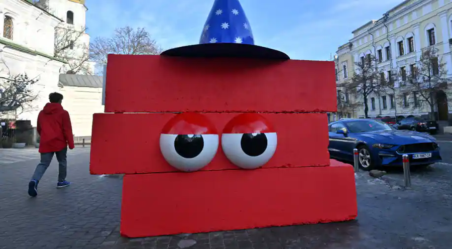 Ukraine: Tại thủ đô Kiev, người dân đã trang trí các khối bê tông thành các nhân vật hoạt hình cho năm mới. Trong khuôn khổ hành động 'Trẻ em không nên nhìn thấy chiến tranh', các tình nguyện viên đã biến đổi các khối đá, trước đây được sử dụng làm trạm kiểm soát khi Nga bắt đầu hoạt động quân sự tại khu vực Kiev. (Ảnh: AFP). Ukraine: Tại thủ đô Kiev, người dân đã trang trí các khối bê tông thành các nhân vật hoạt hình cho năm mới. Trong khuôn khổ hành động 'Trẻ em không nên nhìn thấy chiến tranh', các tình nguyện viên đã biến đổi các khối đá, trước đây được sử dụng làm trạm kiểm soát khi Nga bắt đầu hoạt động quân sự tại khu vực Kiev. (Ảnh: AFP).