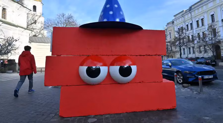 Ukraine: Tại thủ đô Kiev, người dân đã trang trí các khối bê tông thành các nhân vật hoạt hình cho năm mới. Trong khuôn khổ hành động 'Trẻ em không nên nhìn thấy chiến tranh', các tình nguyện viên đã biến đổi các khối đá, trước đây được sử dụng làm trạm kiểm soát khi Nga bắt đầu hoạt động quân sự tại khu vực Kiev. (Ảnh: AFP).