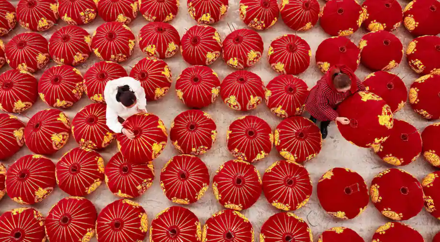 Trung Quốc: Tuy phải vật lộn với đại dịch Covid-19, người dân ở đây vẫn tiếp tục các hoạt động đón mừng năm mới. Người phụ nữ trong ảnh là công nhân sản xuất đèn lồng đỏ trước thềm năm mới ở Đan Trại, Quý Châu (tỉnh Tây Nam Trung Quốc). (Ảnh: AFP). Trung Quốc: Tuy phải vật lộn với đại dịch Covid-19, người dân ở đây vẫn tiếp tục các hoạt động đón mừng năm mới. Người phụ nữ trong ảnh là công nhân sản xuất đèn lồng đỏ trước thềm năm mới ở Đan Trại, Quý Châu (tỉnh Tây Nam Trung Quốc). (Ảnh: AFP).