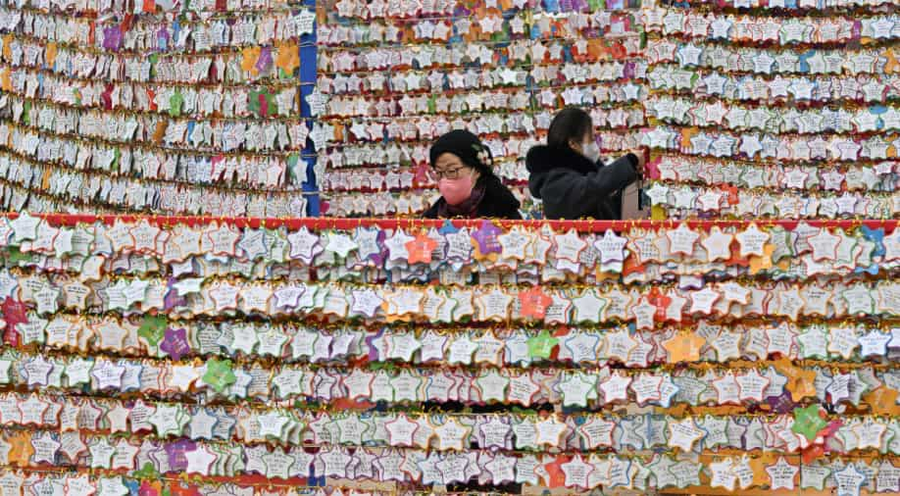 Hàn Quốc: Trong lễ mừng năm mới tại chùa Jogye ở thủ đô Seoul của Hàn Quốc, các tín đồ Phật giáo treo những tấm danh thiếp với những điều ước. (Ảnh: AFP). Hàn Quốc: Trong lễ mừng năm mới tại chùa Jogye ở thủ đô Seoul của Hàn Quốc, các tín đồ Phật giáo treo những tấm danh thiếp với những điều ước. (Ảnh: AFP).