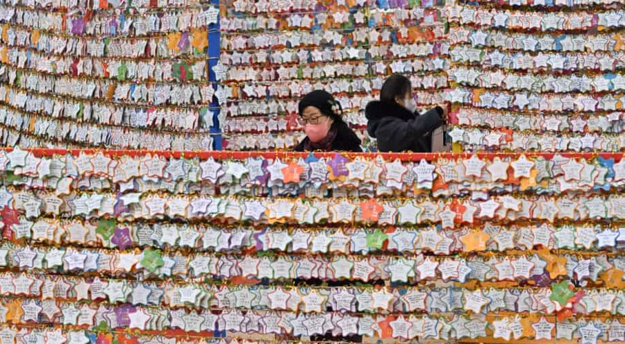 Hàn Quốc: Trong lễ mừng năm mới tại chùa Jogye ở thủ đô Seoul của Hàn Quốc, các tín đồ Phật giáo treo những tấm danh thiếp với những điều ước. (Ảnh: AFP).