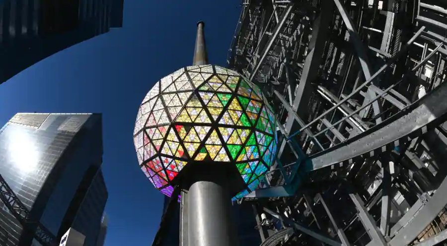 Mỹ: Hàng năm, hàng ngàn người tập trung tại Quảng trường Thời đại của Thành phố New York để chứng kiến quả bóng lấp lánh được thả vào lúc nửa đêm. (Ảnh: AFP). Mỹ: Hàng năm, hàng ngàn người tập trung tại Quảng trường Thời đại của Thành phố New York để chứng kiến quả bóng lấp lánh được thả vào lúc nửa đêm. (Ảnh: AFP).