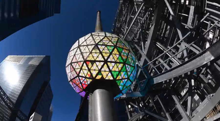 Mỹ: Hàng năm, hàng ngàn người tập trung tại Quảng trường Thời đại của Thành phố New York để chứng kiến quả bóng lấp lánh được thả vào lúc nửa đêm. (Ảnh: AFP).