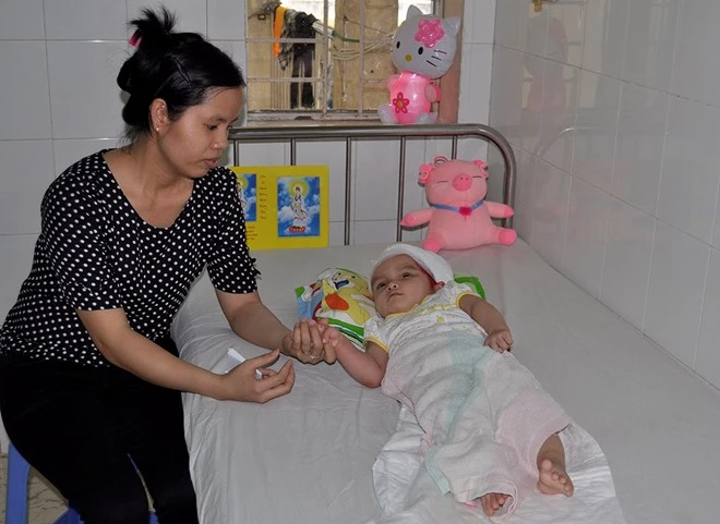 Bé Nông Ngọc Minh Thư tại bệnh viện. Ảnh: Ngọc An.
