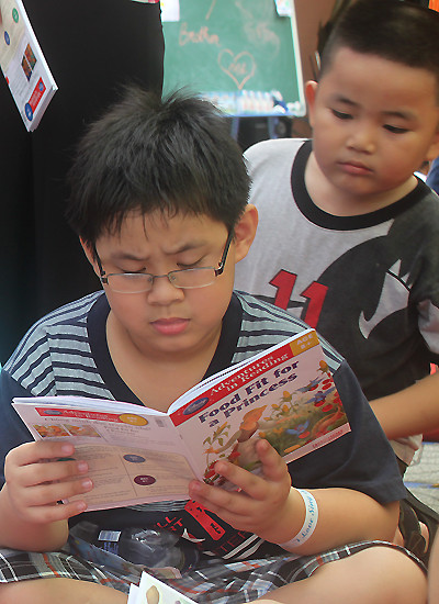 Ngày hè là dịp lý tưởng để trẻ nhỏ đến với thế giới sách vở. Ảnh: Thoại Hà Ngày hè là dịp lý tưởng để trẻ nhỏ đến với thế giới sách vở. Ảnh: Thoại Hà