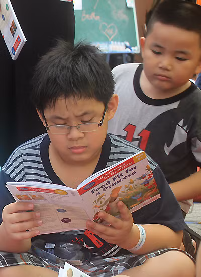 Ngày hè là dịp lý tưởng để trẻ nhỏ đến với thế giới sách vở. Ảnh: Thoại Hà