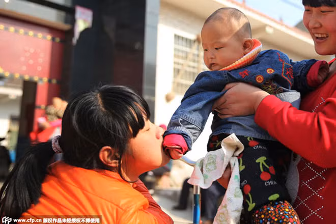 Nghị lực vô bờ của bé gái điều khiển máy tính bằng mũi ảnh 7