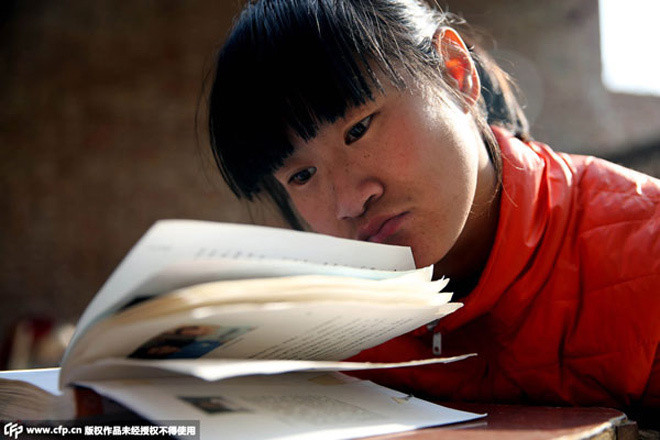 Nghị lực vô bờ của bé gái điều khiển máy tính bằng mũi ảnh 1 Nghị lực vô bờ của bé gái điều khiển máy tính bằng mũi ảnh 1