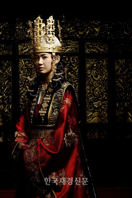 Nữ diễn viên Lee Yo Won trong tạo hình Nữ hoàng Seon Deok