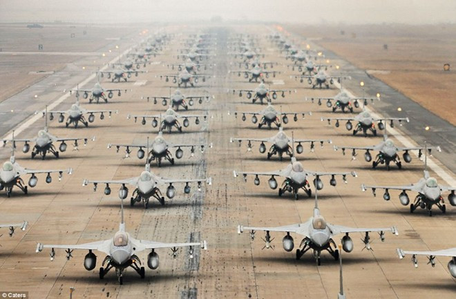 F-16 là một tiêm kích bảo vệ không phận xuất sắc do Tập đoàn Lockheed Martin sản xuất. Người ta đưa nó vào hoạt động trong Không quân Mỹ từ năm 1978, từ đó đến nay hơn 2.961 chiếc đã được sản xuất. F-16 có trong biên chế lực lượng không quân 28 quốc gia trên thế giới. Dự kiến dây chuyền sản xuất tiêm kích này sẽ kéo dài đến năm 2017. Ảnh: Dailymail f16