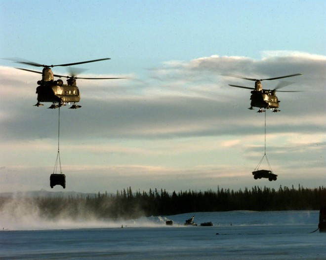 Trực thăng vận tải hạng nặng CH-47 Chinook đứng thứ 9 với 882 chiếc đang hoạt động. Nó được xem là cần cẩu di động vận chuyển những trang thiết bị quân sự đến những căn cứ xa xôi. Không quân Mỹ có 534 chiếc trong biến chế, 348 chiếc khác phục vụ trong quân đội 16 quốc gia trên thế giới. Ảnh: Wikipedia Trực thăng vận tải hạng nặng CH-47