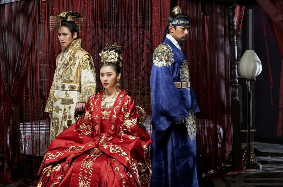 Hóa trang giả trai của Ha Ji Won trong phim Hoàng hậu Ki