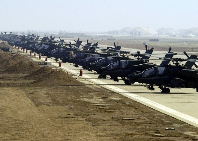 Các chuyên gia quân sự đánh giá trực thăng tấn công AH-64 Apache là một chuẩn mực cho chiến thuật chống tăng bằng trực thăng. 1083 chiếc đang hoạt động giúp nó chiếm vị trí thứ 7 trong danh sách. AH-64 phục vụ trong quân đội 12 quốc gia trên thế giới, trong đó quân đội Mỹ có 756 chiếc. Ảnh: Wallpaper Các chuyên gia quân sự đánh giá AH-64