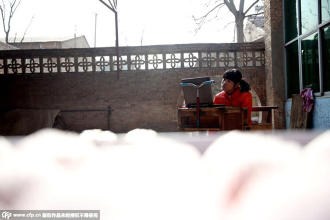 Nghị lực vô bờ của bé gái điều khiển máy tính bằng mũi ảnh 6 Nghị lực vô bờ của bé gái điều khiển máy tính bằng mũi ảnh 6