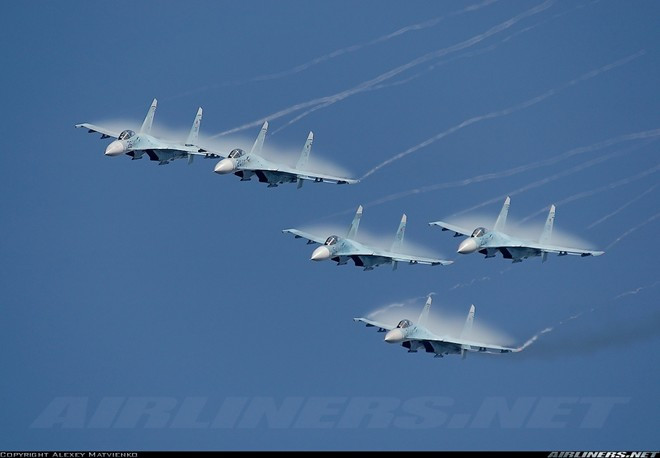 Đứng cuối cùng trong danh sách là tiêm kích đánh chặn hạng nặng tầm xa Su-27/30 Flanker với 872 chiếc đang hoạt động. Su-27 có tốc độ nhanh, tầm bay xa, tải trọng vũ khí lớn cùng với đặc tính bay ưu việt đưa nó trở thành một trong những tiêm kích thế hệ 4 hàng đầu thế giới. Không quân Nga đang có 326 chiếc trong biên chế, số còn lại phục vụ trong quân đội 15 quốc gia trên thế giới trong đó có Việt Nam. Ảnh: Airliners Đứng cuối cùng trong danh sách là tiêm kích đánh chặn hạng nặng tầm xa Su-27