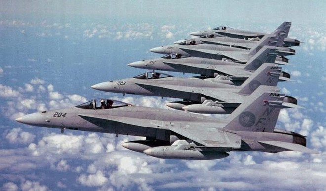 Tiêm kích trên hạm F/A-18 do tập đoàn Boeing sản xuất đứng vị trí thứ 5 với 1.575 chiếc đang hoạt động. F/A-18 là loại tiêm kích chủ lực của hải quân và thủy quân lục chiến Mỹ với 1.165 chiếc đang hoạt động. Ngoài ra, F/A-18 còn phục vụ trong không quân 7 quốc gia trên thế giới. Ảnh: FAS Tiêm kích trên hạm F/A-18