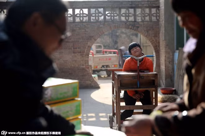 Nghị lực vô bờ của bé gái điều khiển máy tính bằng mũi ảnh 8