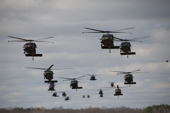Đứng đầu trong danh sách là loại trực thăng vận tải đa năng Black Hawk do tập đoàn Sikorsky sản xuất. Black Hawk chính thức đi vào hoạt động trong quân đội Mỹ từ năm 1979, đến nay đã có khoảng 3.600 chiếc được xuất xưởng. Trong đó, quân đội Mỹ có tổng cộng 2.645 chiếc, số còn lại xuất khẩu cho khoảng 23 quốc gia trên thế giới. Ảnh: VPK tr