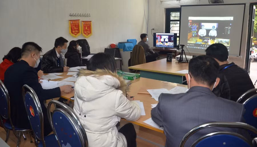 Hội đồng Giám khảo chấm thi tại điểm cầu Trường THPT thành phố Điện Biên Phủ.