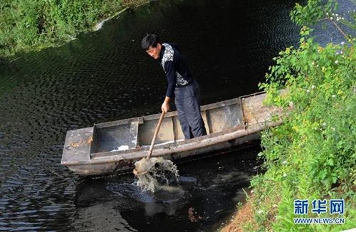 Chất thải của con người và hoạt động công nghiệp khiến nước sông đổi màu. Ảnh: news.cn