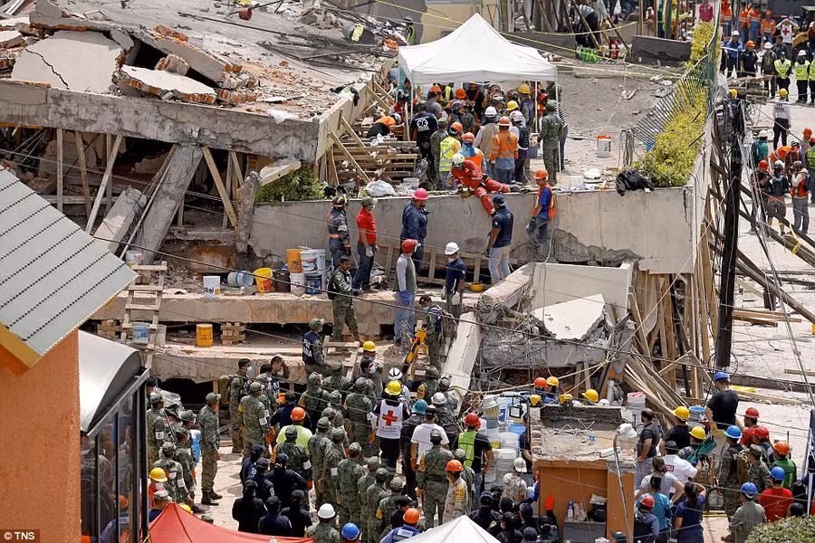 Nỗ lực tìm kiếm nạn nhân của các nhân viên cứu hộ