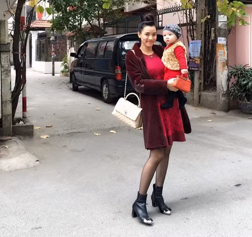 Vợ chồng Trang Nhung đưa con gái ra Hà Nội ăn Tết ảnh 1 vo chong trang nhung dua con gai ra ha noi an tet - 1
