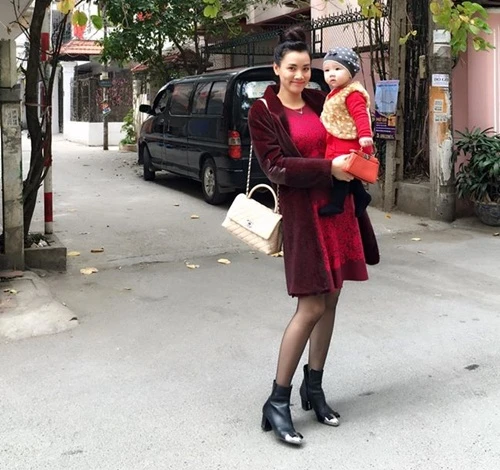 Vợ chồng Trang Nhung đưa con gái ra Hà Nội ăn Tết