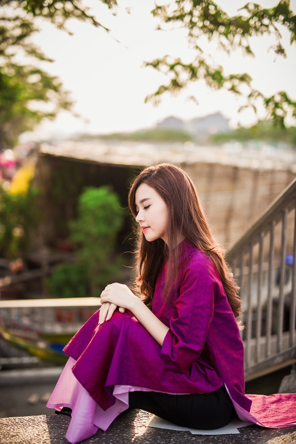 Trong tà áo dài tím, Midu thể hiện nét đẹp mềm mại, e ấp của hình ảnh người thiếu nữ Huế.