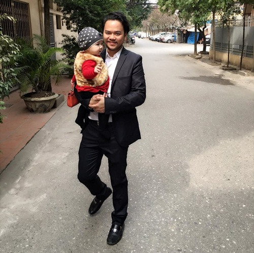 Vợ chồng Trang Nhung đưa con gái ra Hà Nội ăn Tết ảnh 4 vo chong trang nhung dua con gai ra ha noi an tet - 4