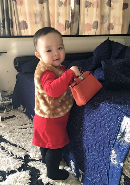 Vợ chồng Trang Nhung đưa con gái ra Hà Nội ăn Tết ảnh 7 vo chong trang nhung dua con gai ra ha noi an tet - 7