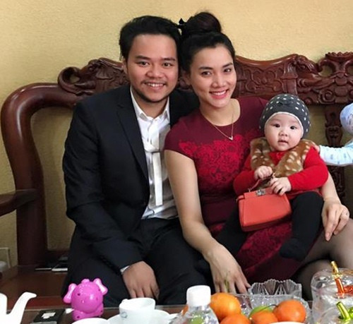 Vợ chồng Trang Nhung đưa con gái ra Hà Nội ăn Tết ảnh 5 vo chong trang nhung dua con gai ra ha noi an tet - 5