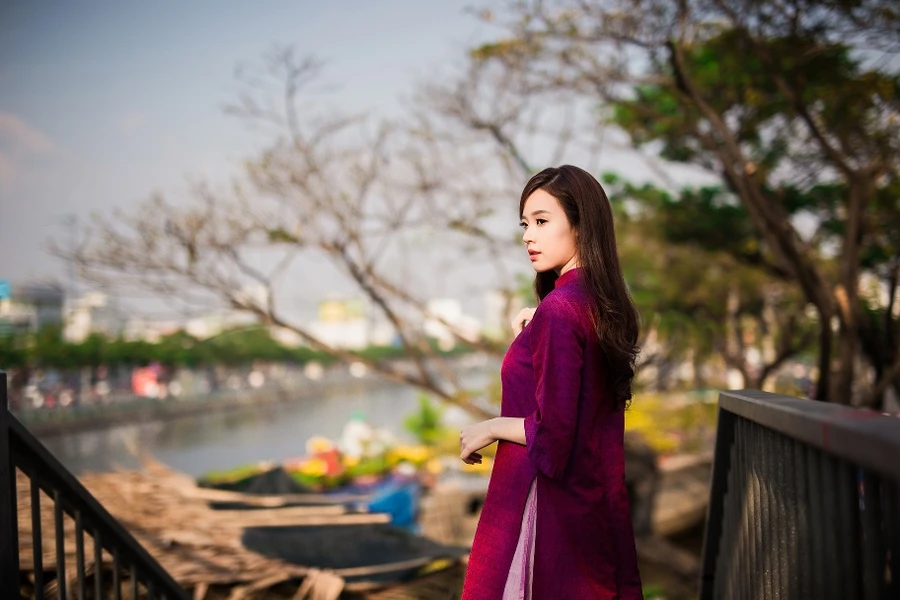 Midu diện áo dài dịu dàng khi du xuân