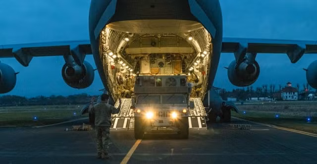 Các thành viên của Quân đoàn dù số 18 của Quân đội Hoa Kỳ đến Wiesbaden, Đức.