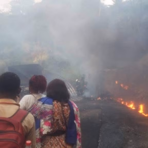 Hiện trường kinh hoàng xe bồn chở xăng đâm xe buýt làm 53 người chết ở Cameroon ảnh 4