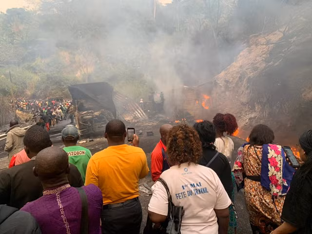 Hiện trường kinh hoàng xe bồn chở xăng đâm xe buýt làm 53 người chết ở Cameroon ảnh 3