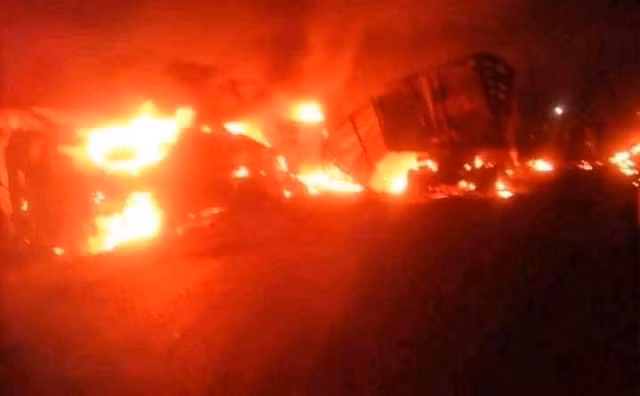 2 chiếc xe đều bị thiêu rụi.