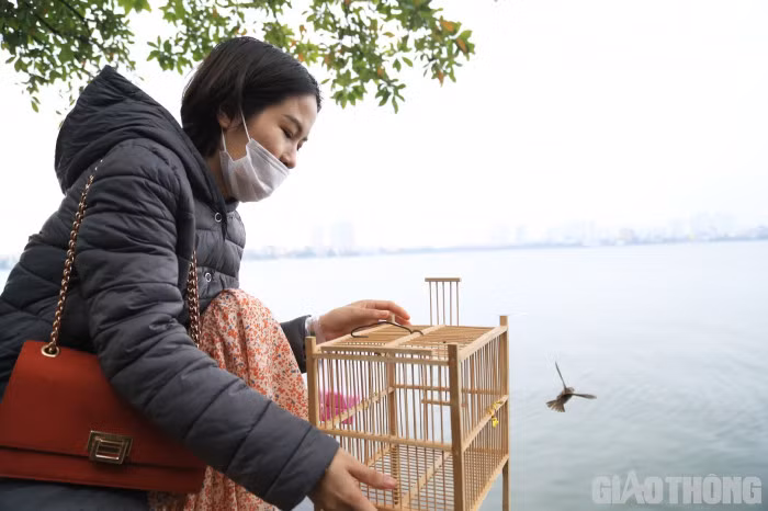 Tranh thủ giờ nghỉ trưa đến Phủ Tây Hồ "trả lễ", chị Nguyễn Thị Tuyết (Mai Dịch, Hà Nội) chia sẻ: “Rằm tháng Chạp năm nay vắng vẻ giúp cho việc đi lễ không phải chen lấn và không gian cũng yên tĩnh hơn".