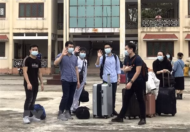 Các công dân hoàn thành cách ly. (Ảnh: Lê Thúy Hằng/TTXVN).