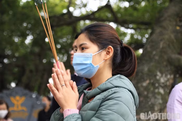 “Vào những ngày mùng 1, ngày rằm, tôi thường tới Phủ để cầu bình an, may mắn. Trong bối cảnh dịch Covid-19 vẫn tiềm ẩn bùng phát trở lại, biện pháp phòng tránh tốt nhất là luôn mang theo khẩu trang và rửa tay bằng nước sát khuẩn", chị Nguyễn Thị Hương (Hoàng Mai, Hà Nội) cho hay.